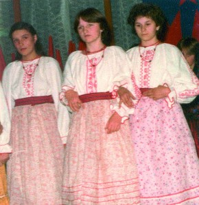 Prve obnovljene nošnje (učenice Snježana Rehak, Svjetlana Juraić, Snježana Ladiha, 1982.)   